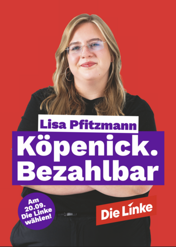 Lisa Pfitzmann mit verschränkten Armen, lächelnd.